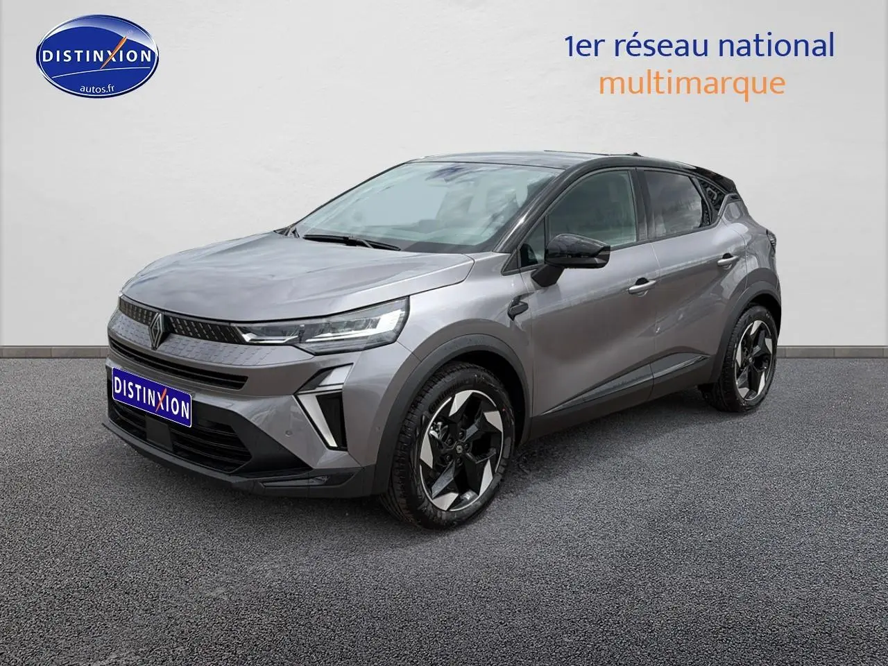 Renault Captur 2026 gris Cassiope toit noir en 3/4 avant droit, jantes alu et feux LED distinctifs.