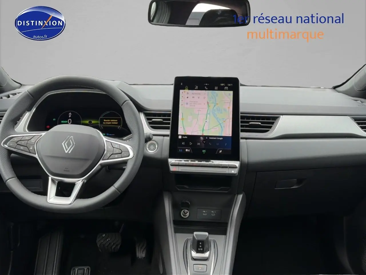 Vue intérieure avant du tableau de bord gris clair et noir du Renault Captur 1.8 e-tech avec écran tactile vertical et volant multifonction.