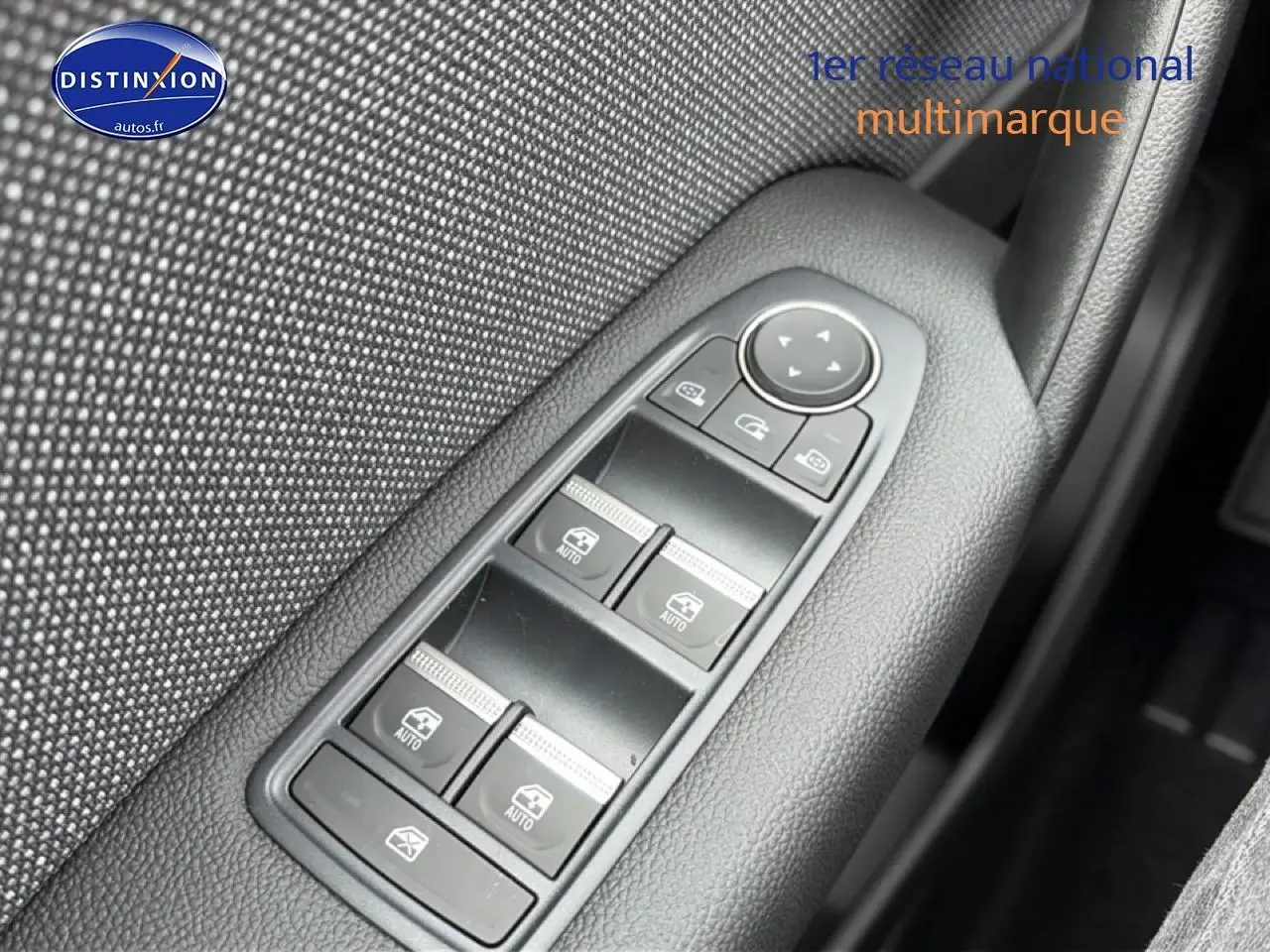 Détail des commandes des vitres électriques côté gauche sur Renault Captur 2026 finition Techno.