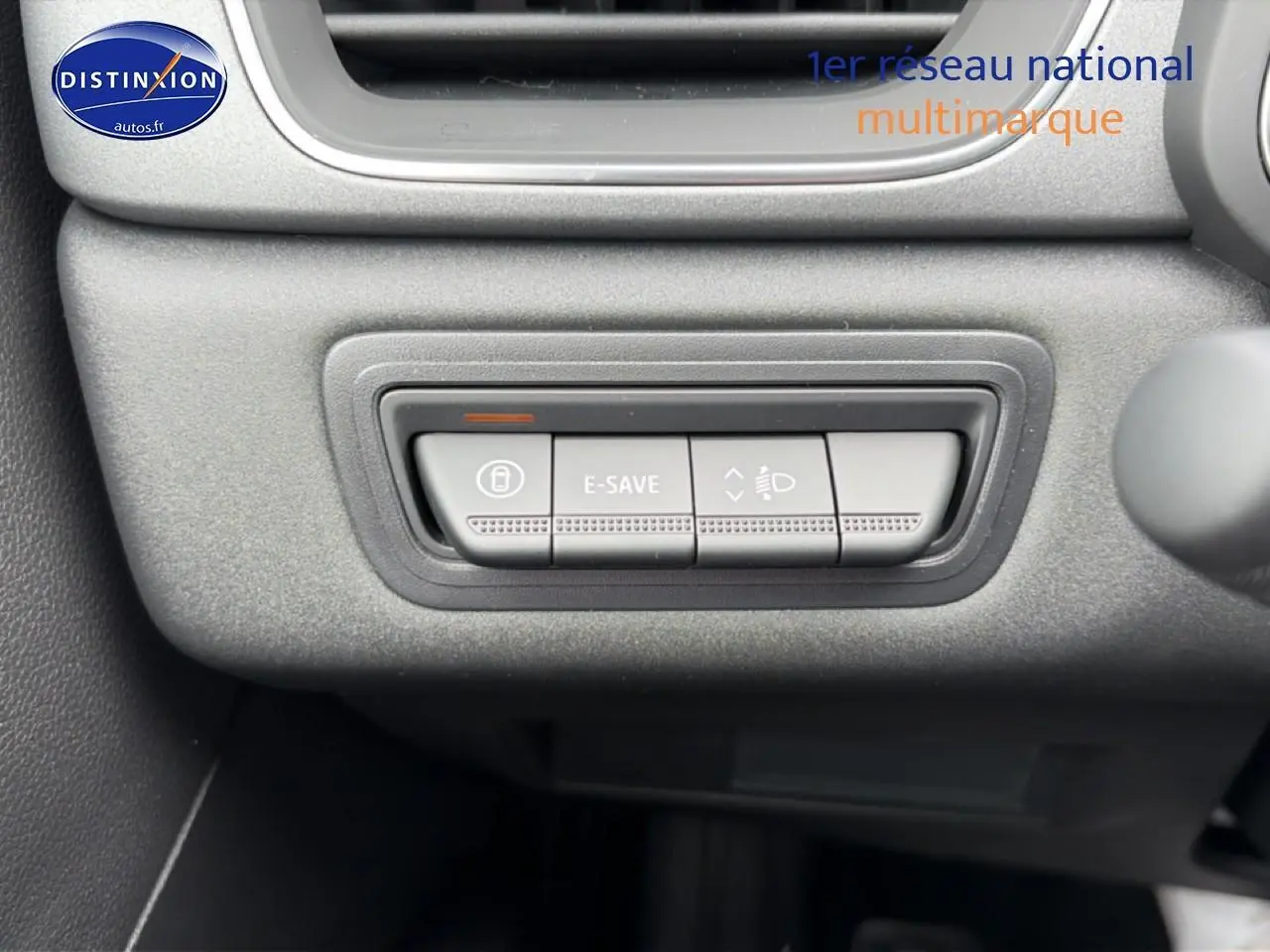 Boutons de commande E-SAVE et réglage des phares sur le tableau de bord d'une Renault Captur 2026 toit noir.