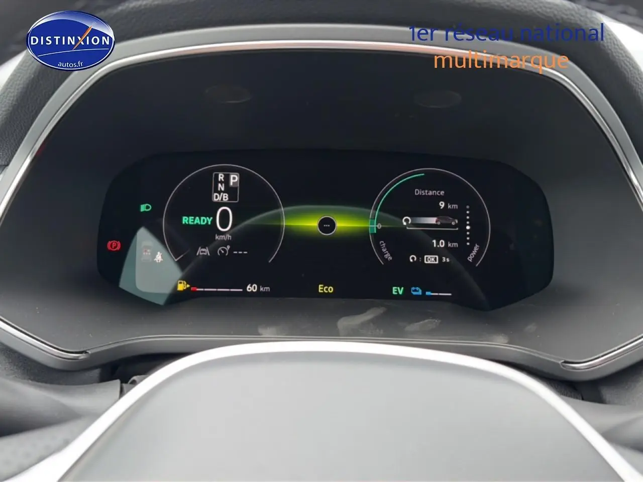 Tableau de bord numérique du Renault Captur 2026, affichage hybride avec indication de distance et mode Eco.