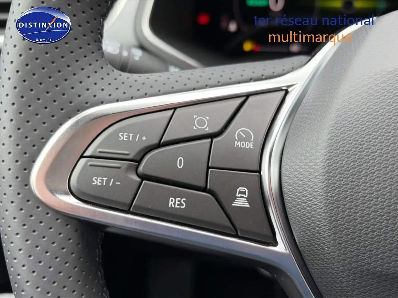 Gros plan sur les commandes noires du volant multifonction perforé du Renault Captur 2026 finition Techno.