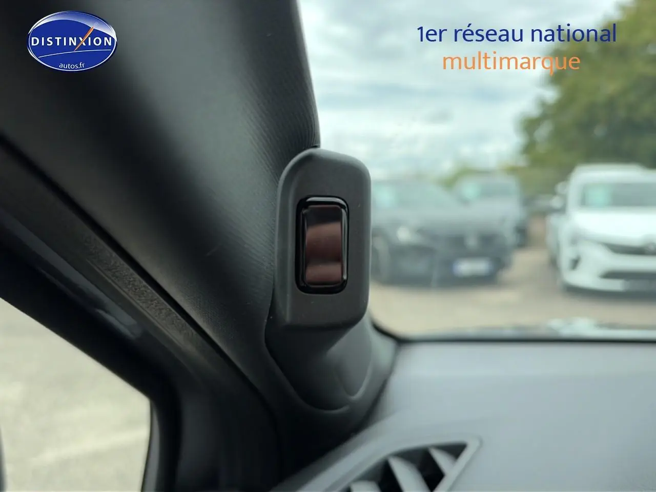 Détail intérieur sur bouton de réglage côté gauche du tableau de bord du Renault Captur Cassiope toit noir.