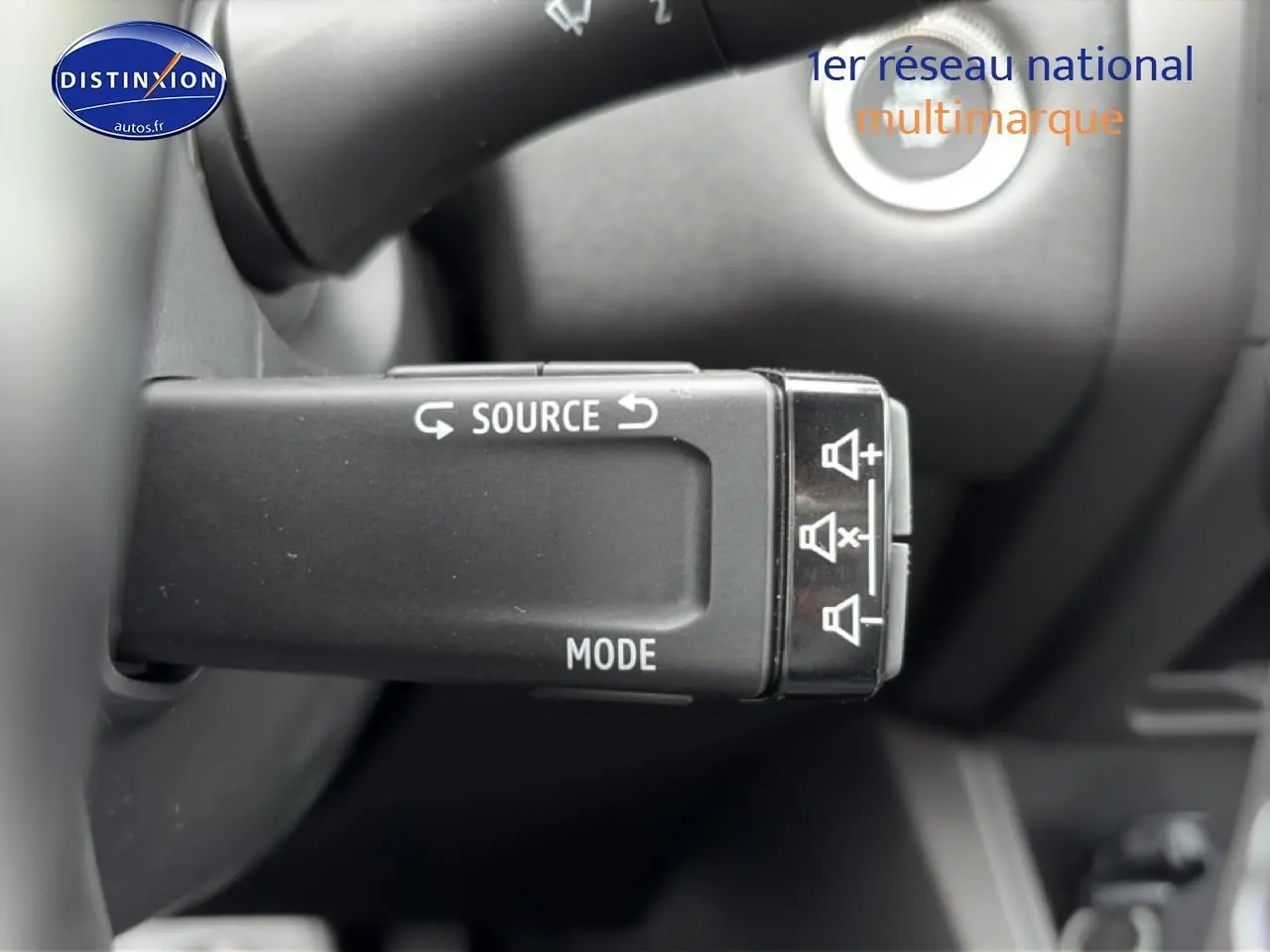 Gros plan sur la commande audio au volant du Renault Captur 2026, finition techno, intérieur noir.