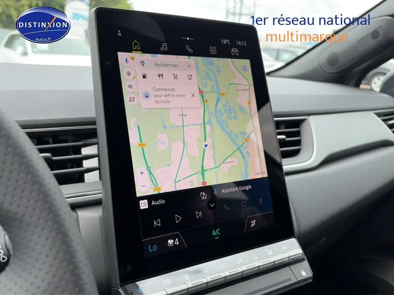 Vue rapprochée de l'écran tactile central du tableau de bord du Renault Captur 2026 avec navigation affichée.