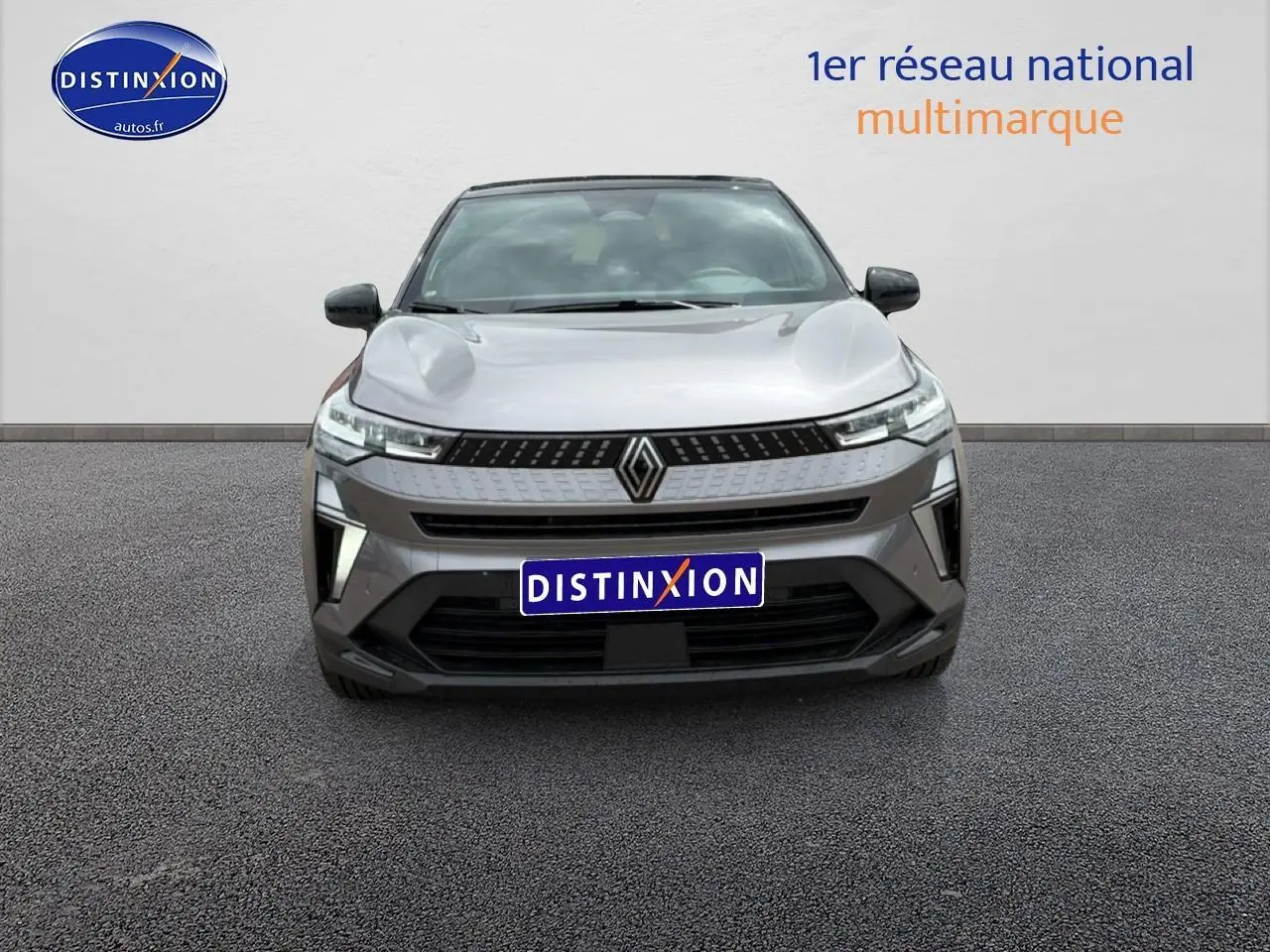 Vue avant d'un Renault Captur 1.8 e-tech full hybrid 160 en gris Cassiope avec toit noir, calandre moderne et phares LED.