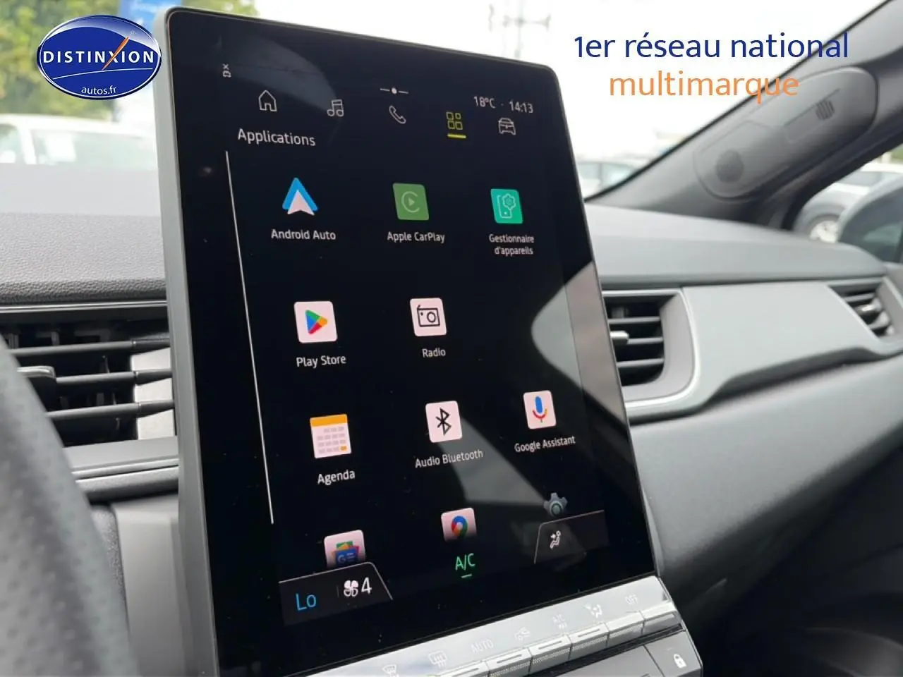 Vue intérieure du tableau de bord du Renault Captur 2026 avec écran tactile central et volant multifonction noir.