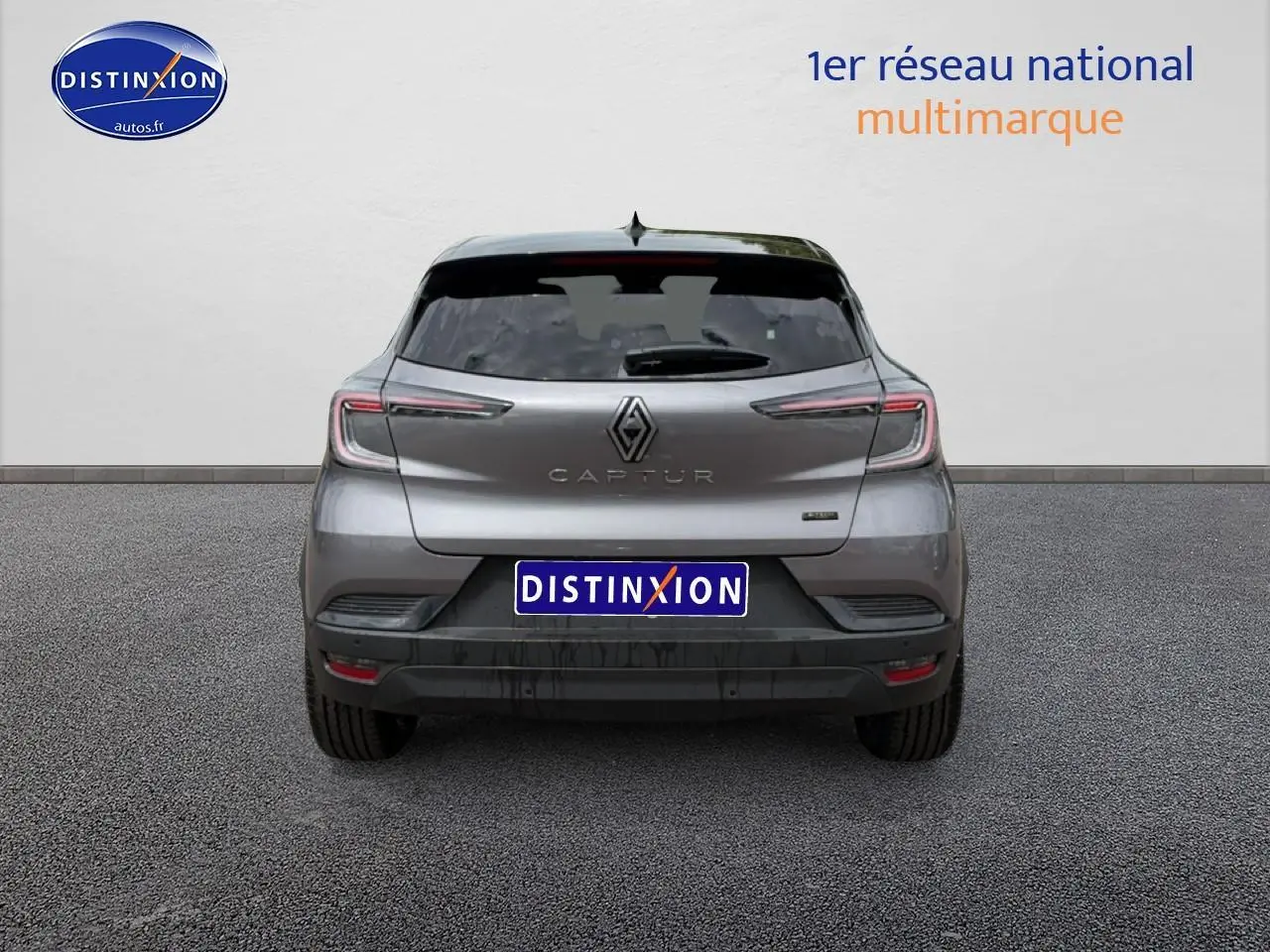 Vue arrière du Renault Captur 1.8 e-tech hybride 2026 gris Cassiope avec toit noir et feux LED distinctifs.