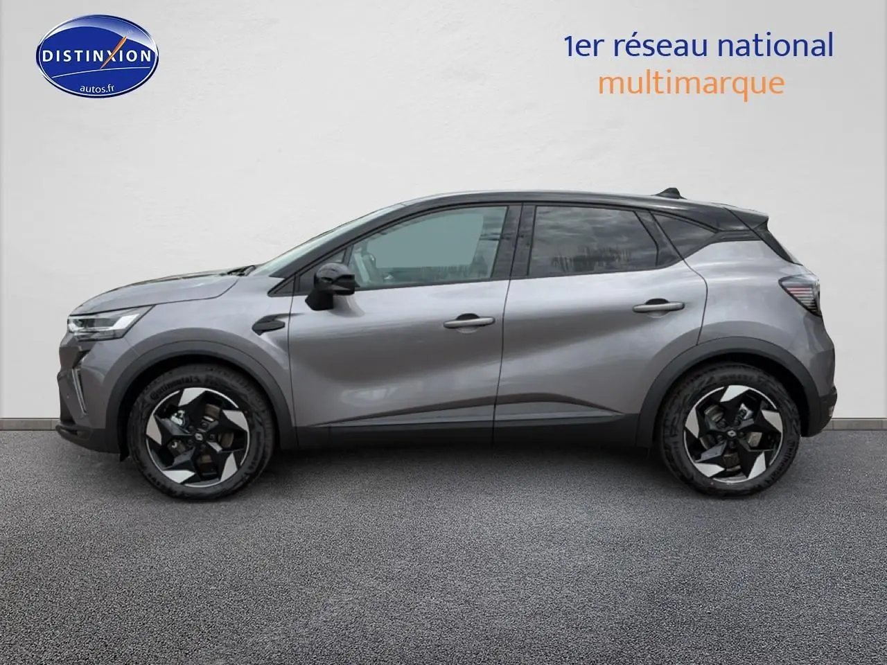 Profil droit du Renault Captur 2026 gris Cassiope avec toit noir et jantes alu noires et argentées.