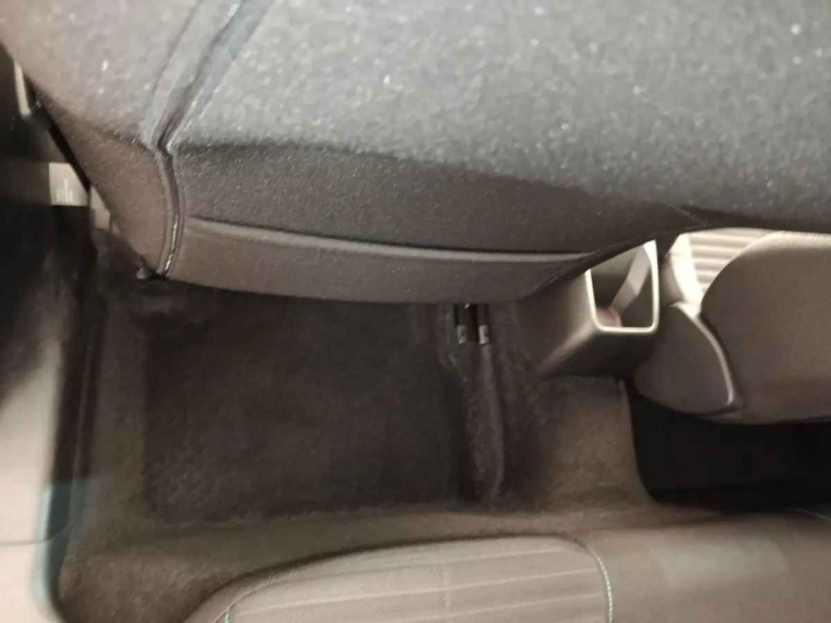 Vue intérieure du plancher arrière et de la console centrale d'une Peugeot 208 blanche, version PureTech 75 S&S Style.