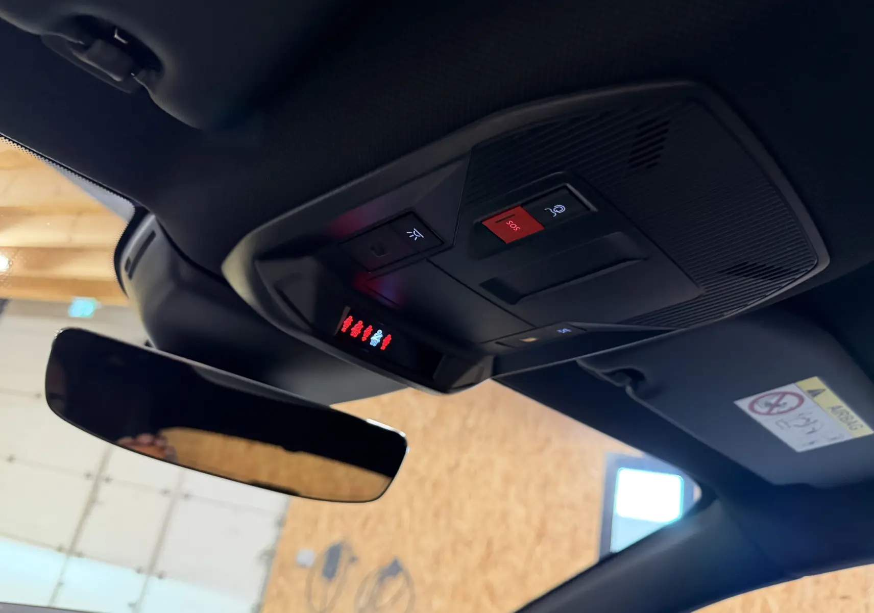 Vue intérieure du plafonnier noir avec boutons SOS et commandes d’éclairage dans une Opel Astra gris 2024.