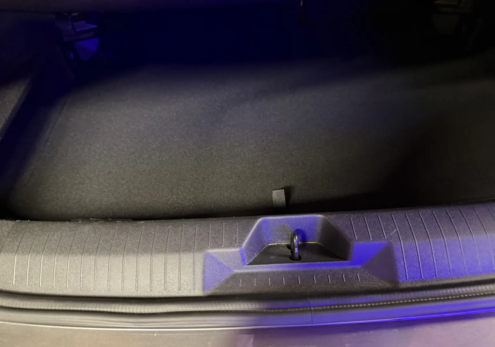 Détail de la trappe à skis dans le coffre d'une Opel Astra 1.5D 130 BVA8 GS gris 2024.