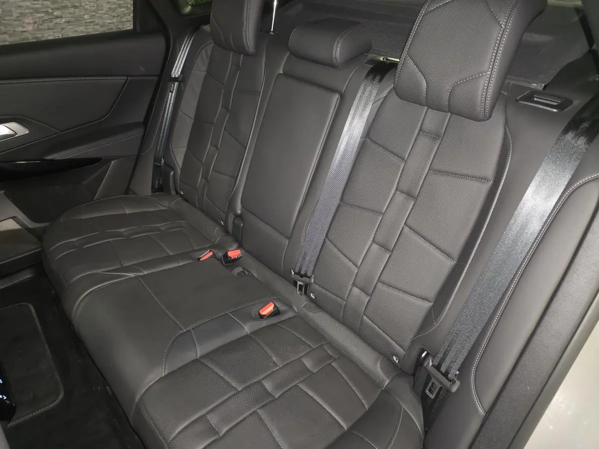 Vue intérieure des sièges arrière en cuir noir du DS7 Crossback 2025, avec ceintures de sécurité visibles.