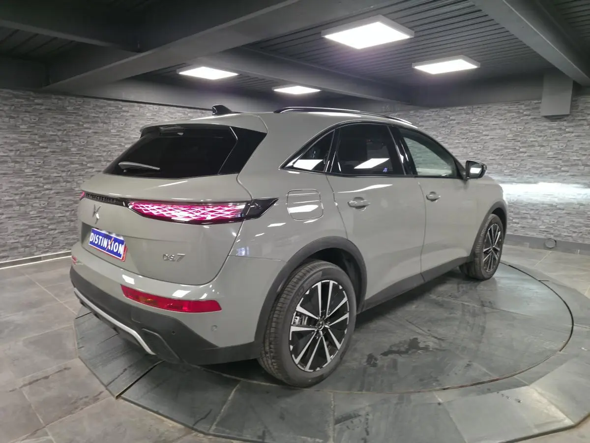 DS7 Crossback gris en 3/4 arrière droit, avec feux arrière LED 3D et jantes alliage 19'' Edinburgh visibles.