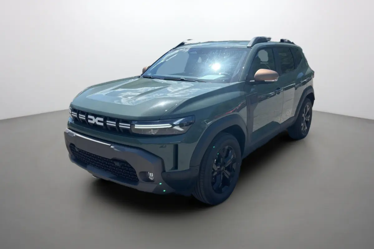 Dacia Duster Eco-G 120 BVA Extreme PK City kaki lichen, vue 3/4 avant droit avec barres de toit et jantes noires.