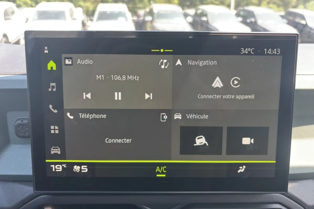 Écran tactile central du tableau de bord du Dacia Duster 2026 affichant les fonctions audio, navigation et véhicule.