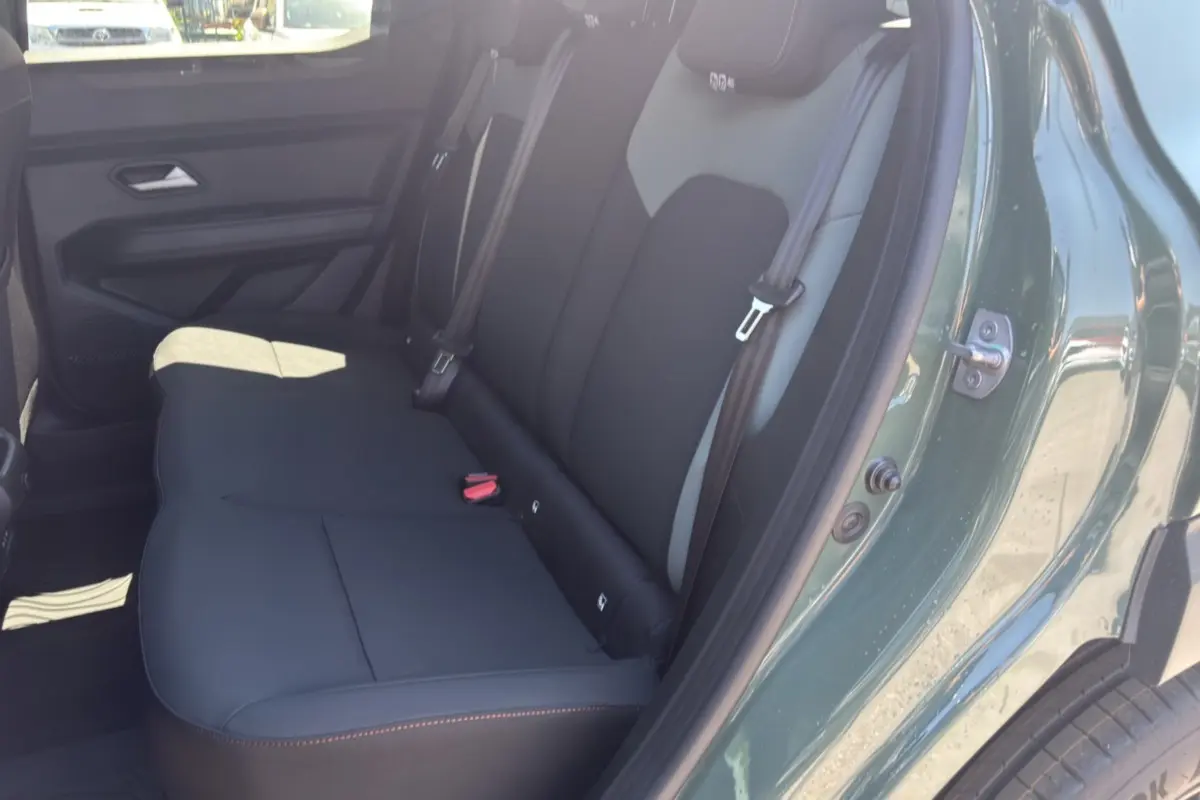 Vue côté gauche de la banquette arrière noire du Dacia Duster 2026 kaki lichen avec portière ouverte.