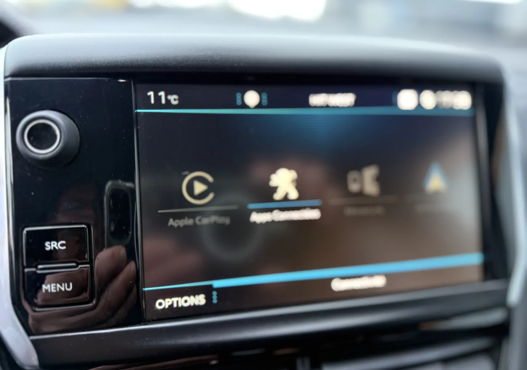 Écran tactile central de la Peugeot 2008 GT Line 2018, affichant les options Apple CarPlay et Apps Connectivité.