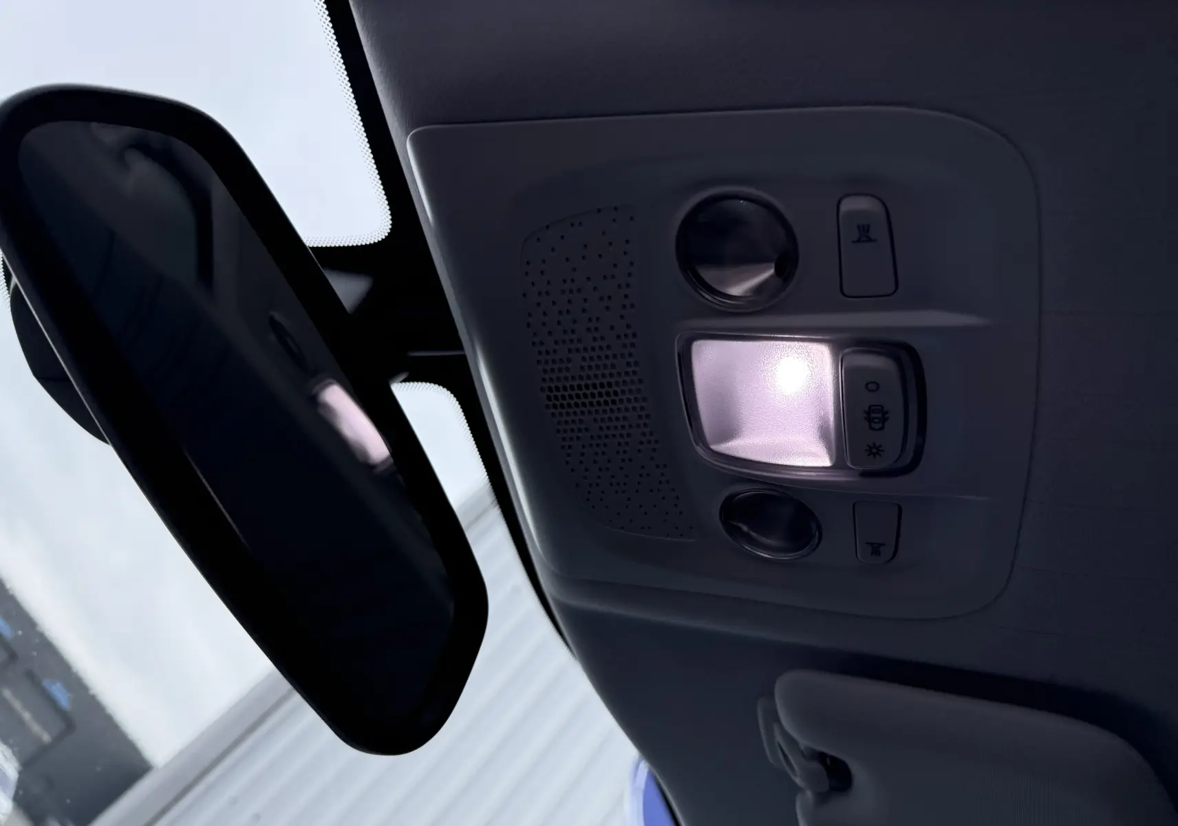 Vue intérieure du plafonnier avec éclairage allumé et rétroviseur dans un Peugeot 2008 noir GT Line 2018.