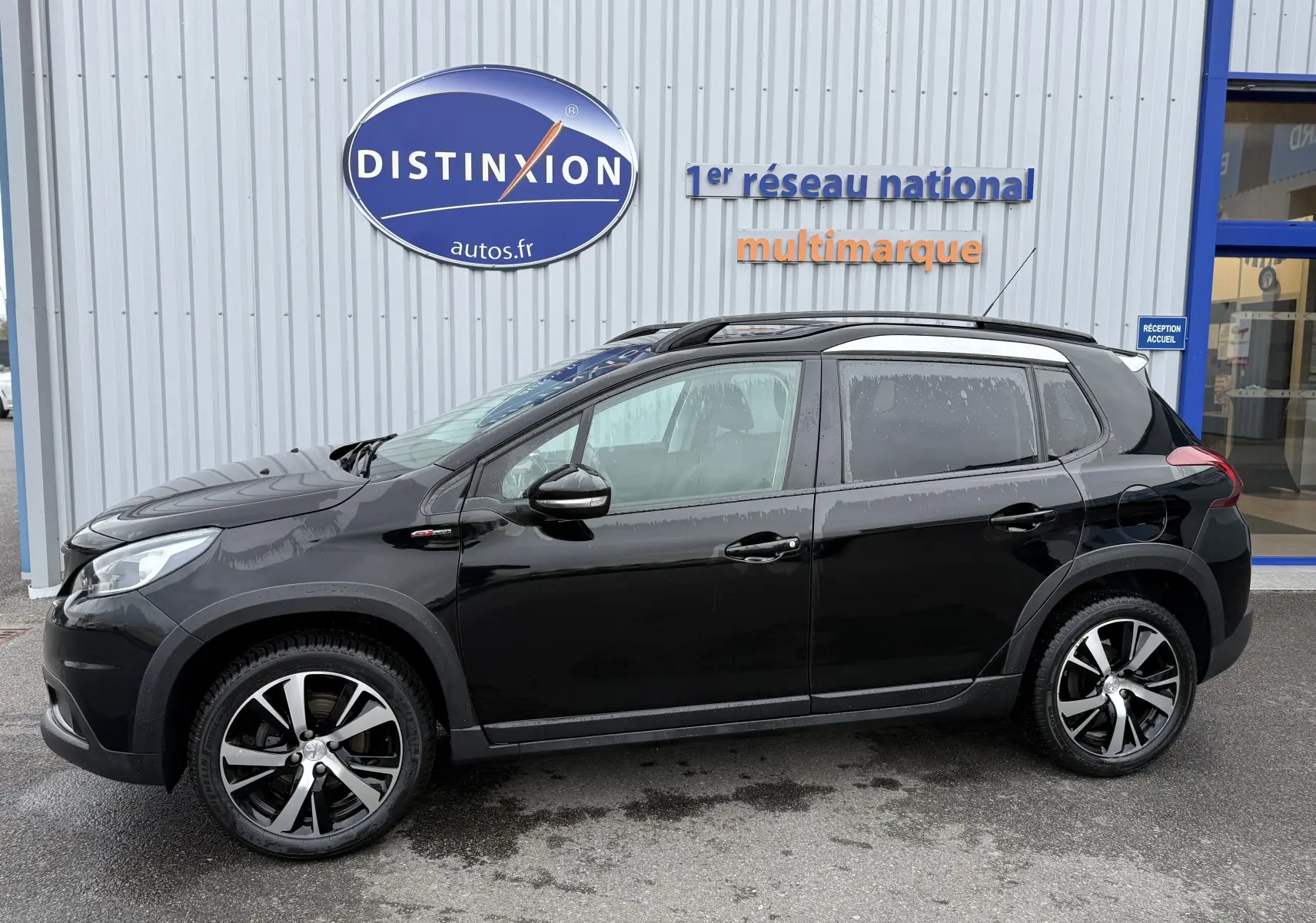 Peugeot 2008 1.2 PureTech 110 GT Line noir vue de profil côté gauche avec jantes alliage distinctives.