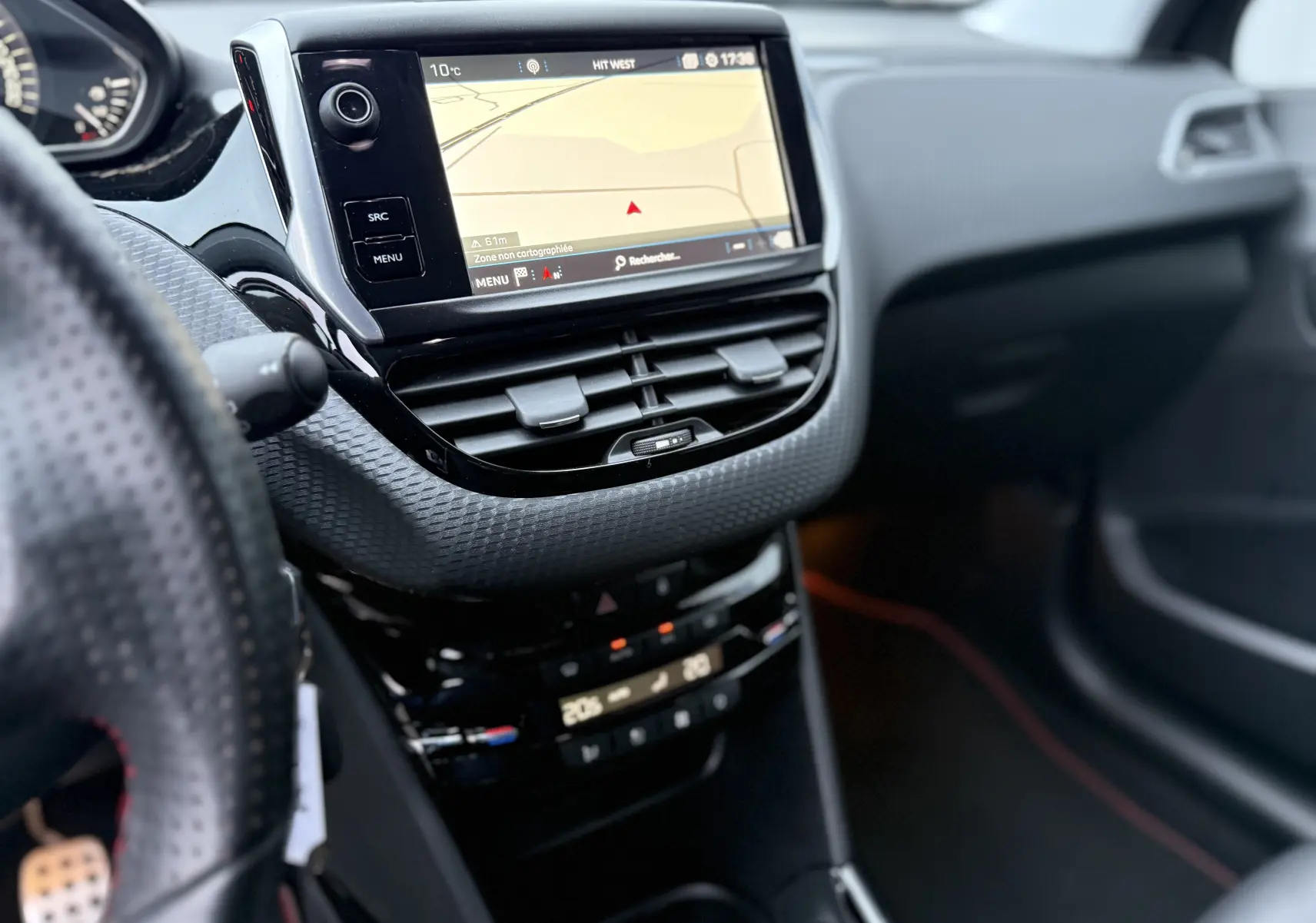 Vue intérieure centrée sur la console centrale et l'écran tactile du Peugeot 2008 noir 2018 GT Line.