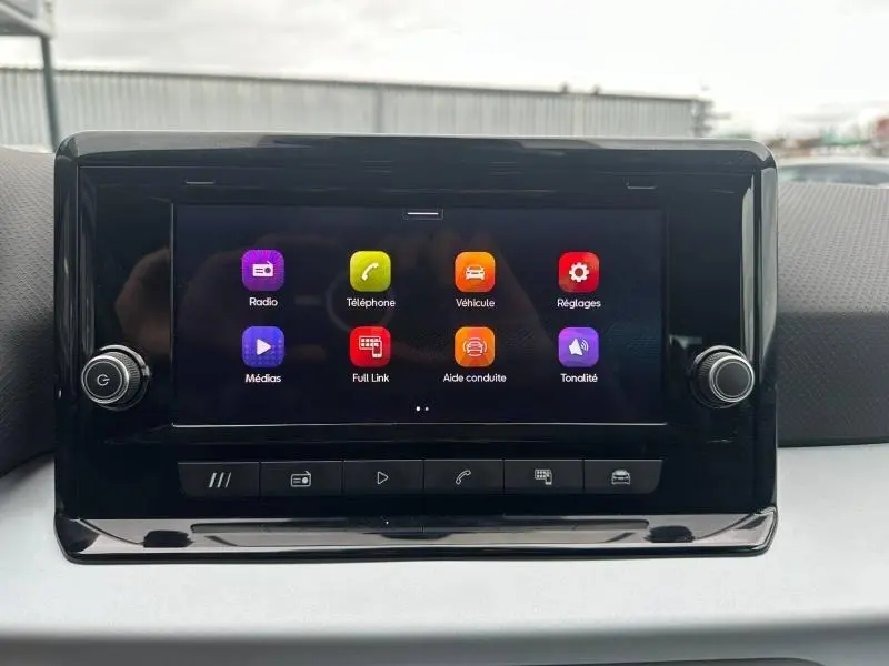 Écran tactile central du tableau de bord du SEAT Arona 2025, affichant les icônes colorées des fonctions multimédia et réglages.