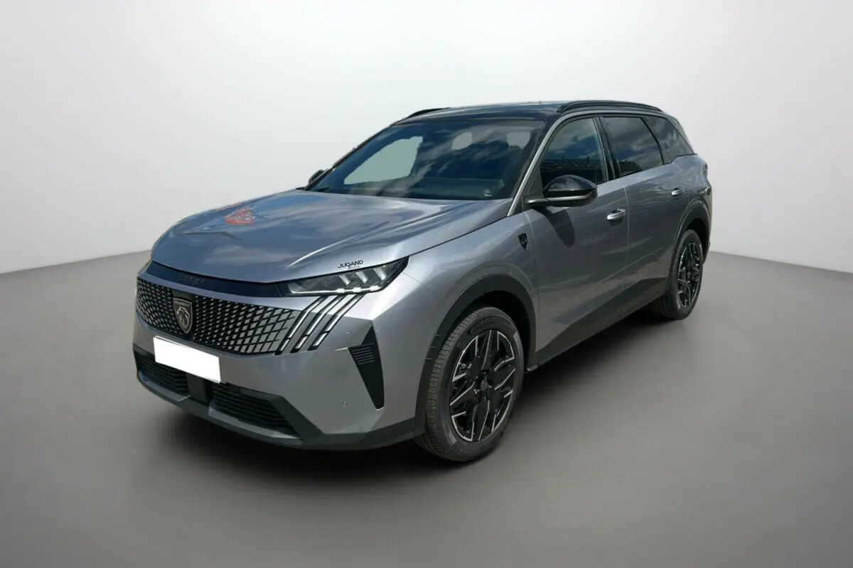 Peugeot 5008 Hybrid gris artense en 3/4 avant droit avec toit noir et jantes alu noires.