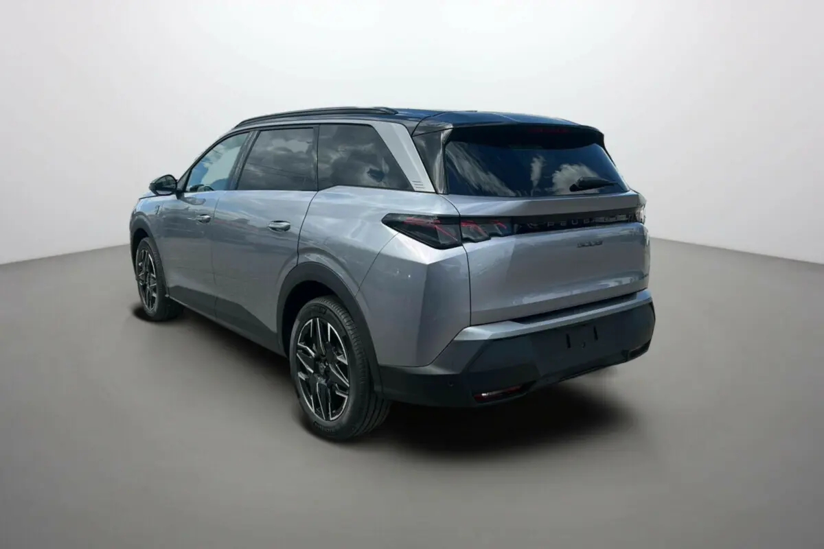 Peugeot 5008 Hybrid gris artense en 3/4 arrière droit avec toit noir et jantes alu 19 pouces visibles.