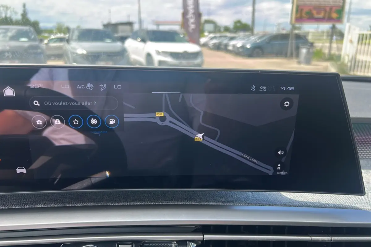 Écran tactile central du Peugeot 5008 Hybrid 145 GT 7 places affichant la navigation GPS en extérieur lumineux.