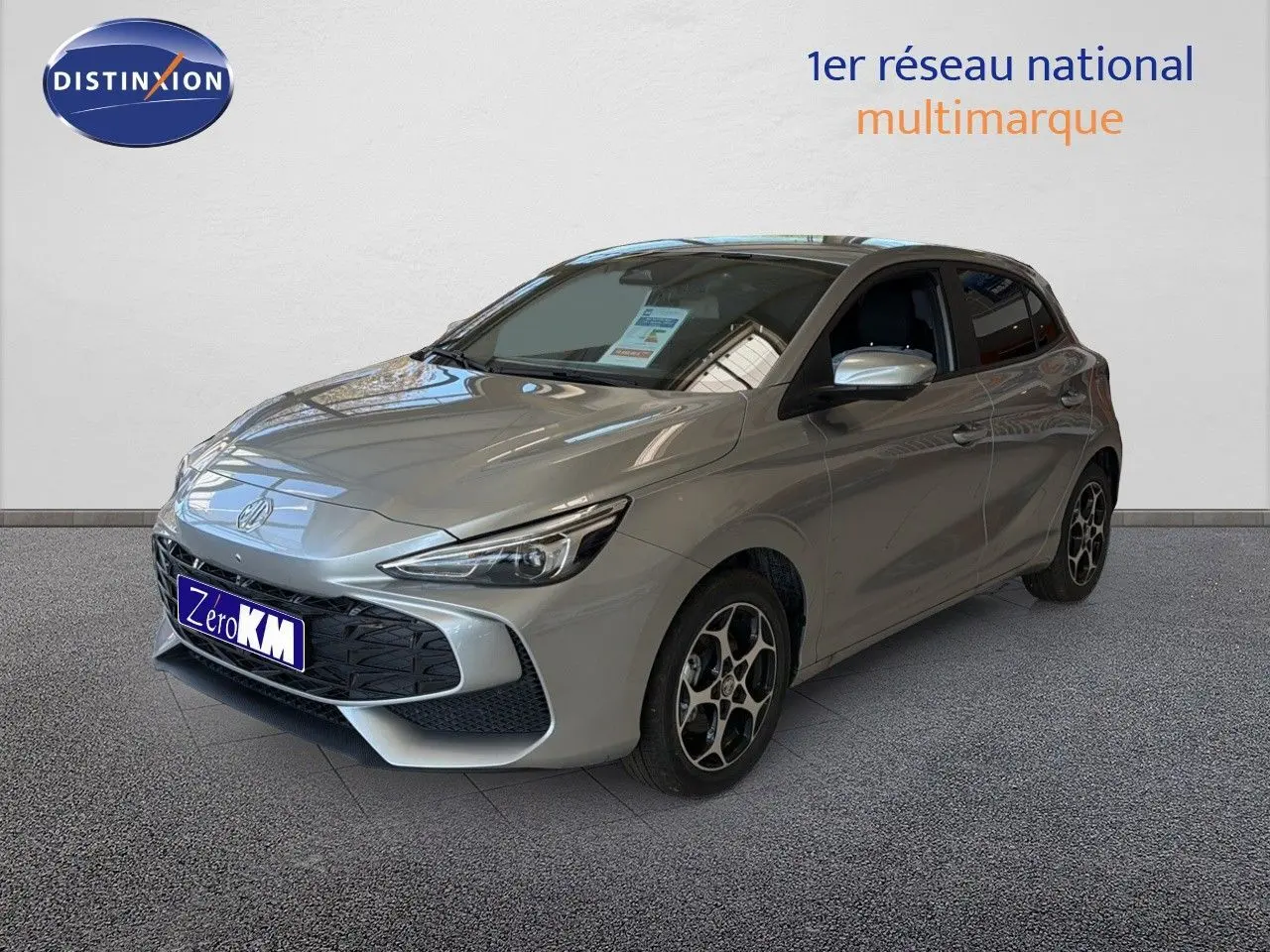 Vue 3/4 avant d'une MG3 1.5L Hybrid+ 195ch Luxury couleur Cosmic Silver Metal avec jantes alliage et calandre noire.