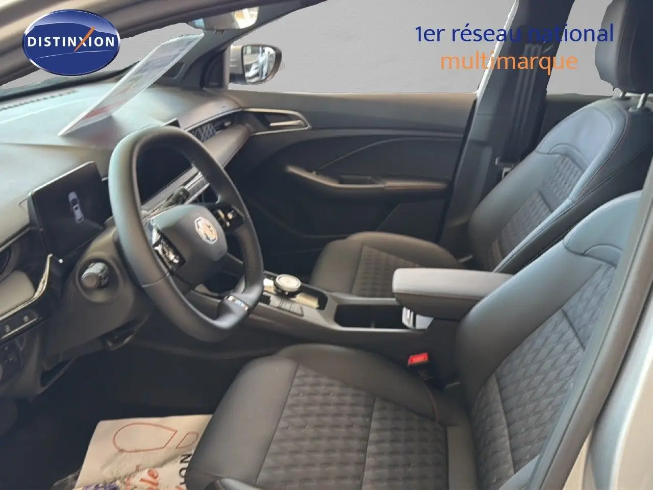 Vue intérieure côté conducteur du MG3 1.5L Hybrid+ 195ch Luxury en Cosmic Silver, avec sièges noirs matelassés et volant cuir multifonction.