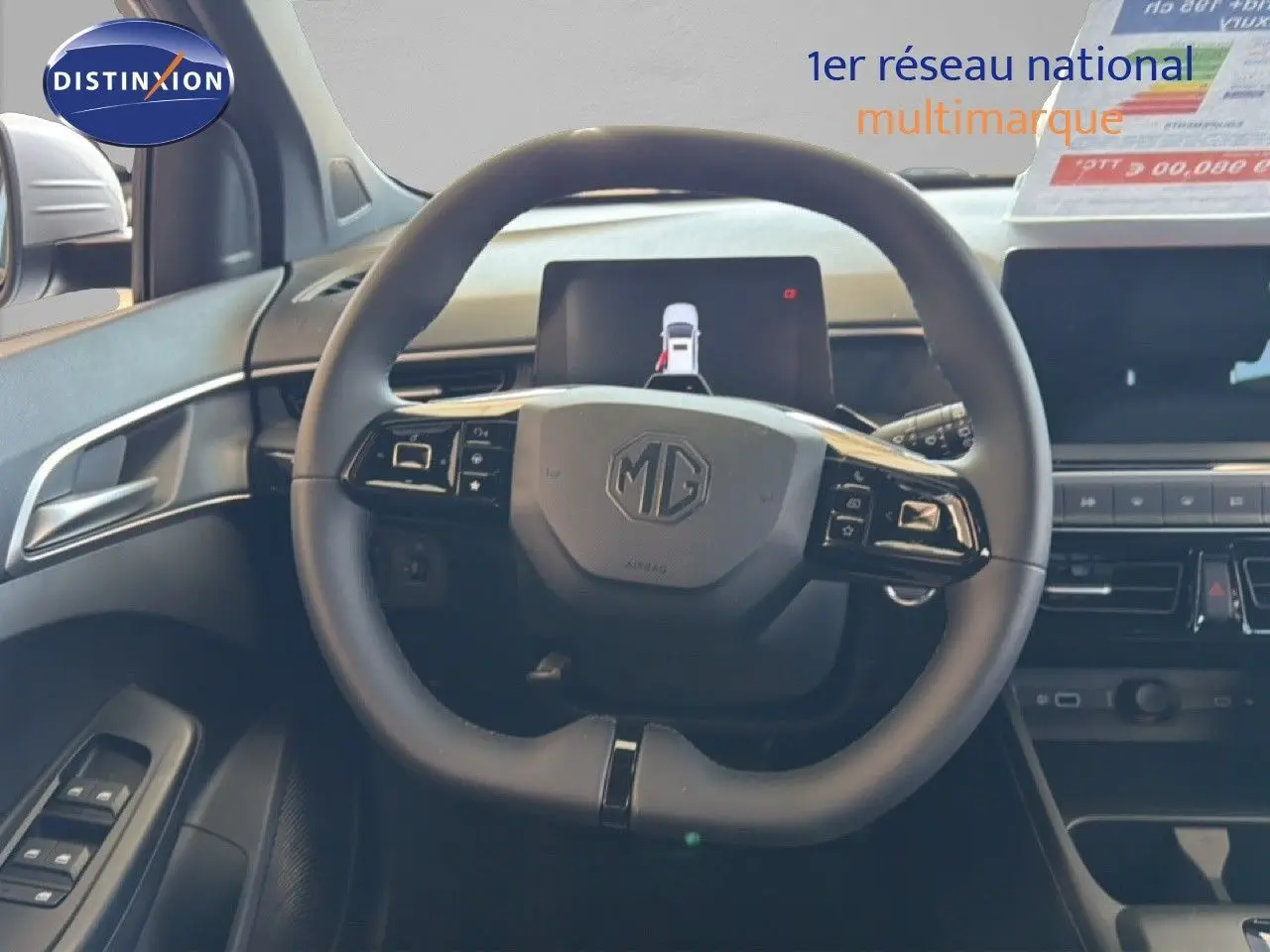 Vue centrée sur le volant noir du MG3 1.5L Hybrid+ 195CH Luxury, avec tableau de bord et écran tactile visibles.