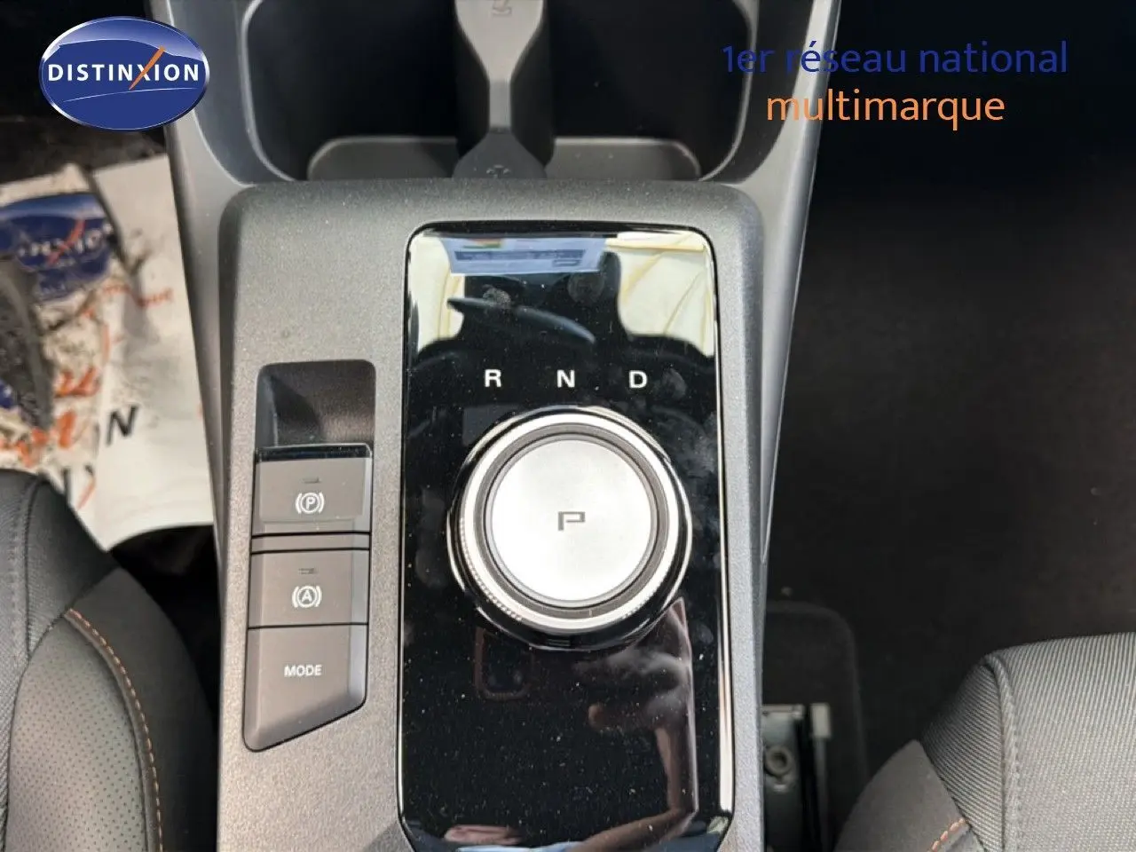 Gros plan sur la molette de boîte automatique noire et argentée du MG3 Cosmic Silver, avec boutons de contrôle à gauche.