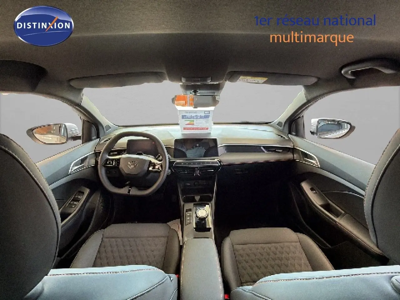 Vue intérieure avant de la MG3 1.5L Hybrid+ 195CH Luxury 2026, avec tableau de bord moderne et sièges tissu noir.