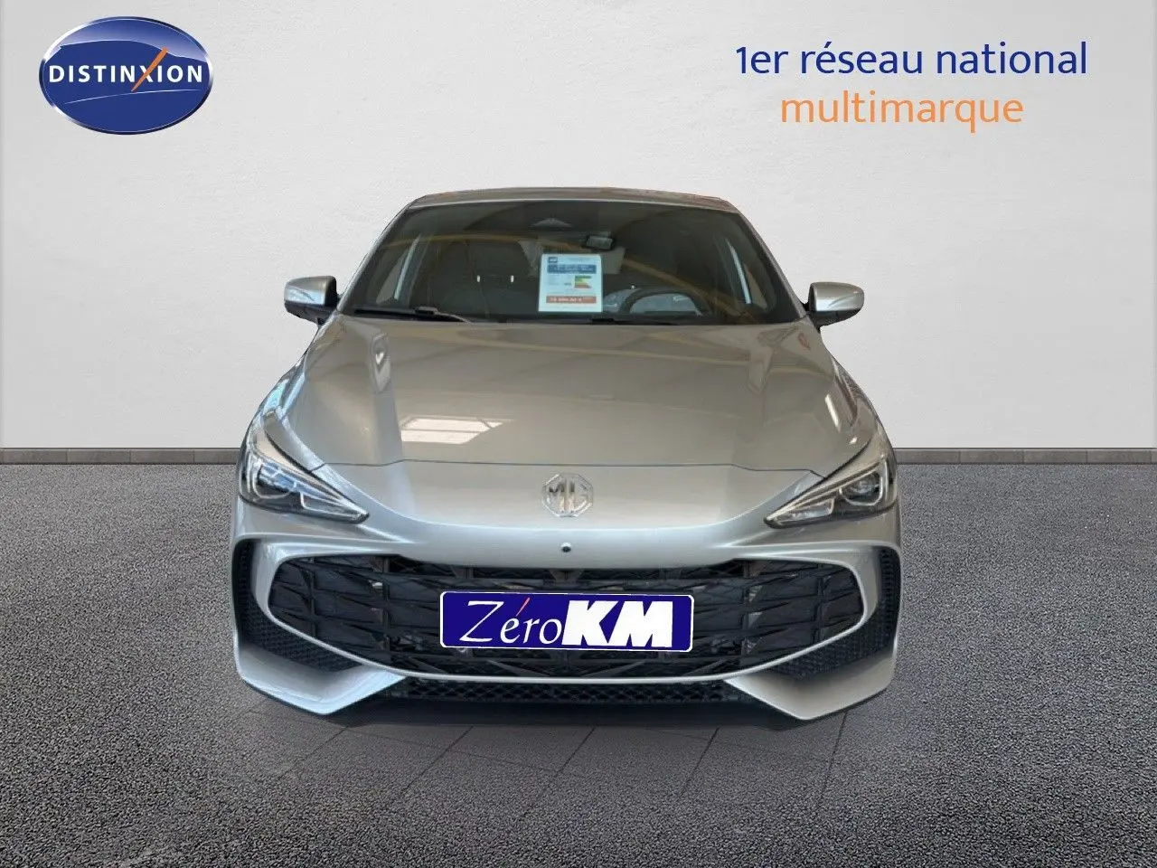 Vue avant d'une MG3 1.5L Hybrid+ 195CH Luxury en Cosmic Silver Metal avec calandre noire et phares LED.