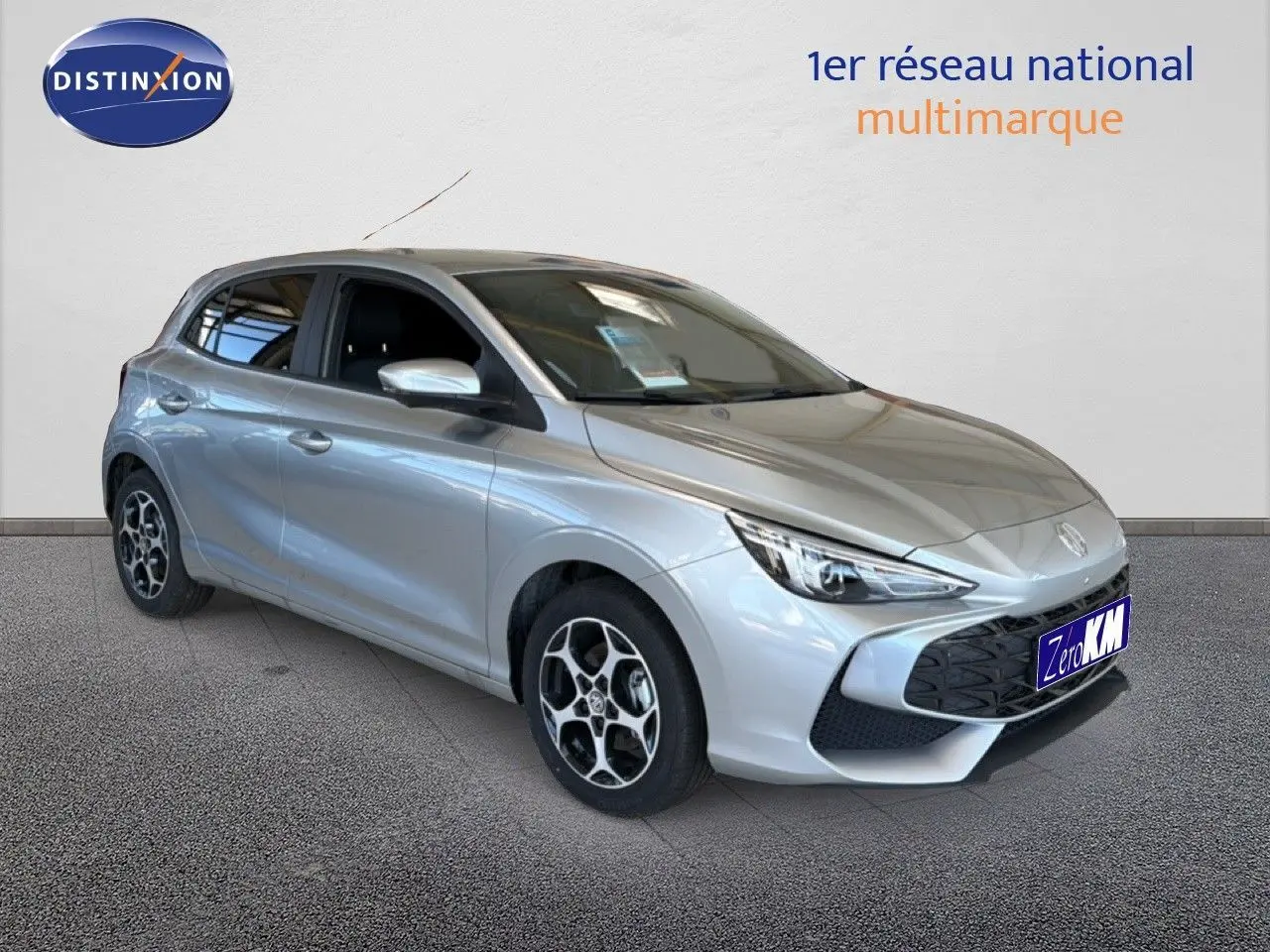 MG3 1.5L Hybrid+ 195ch Luxury en Cosmic Silver Metal, vue 3/4 avant droit avec jantes distinctives.