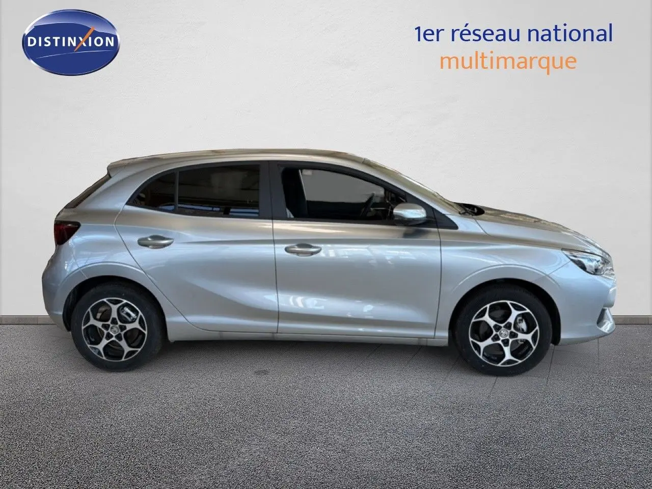 Vue de profil côté gauche d'une MG3 1.5L HYBRID+ 195CH Luxury en Cosmic Silver Metal avec jantes alliage distinctives.