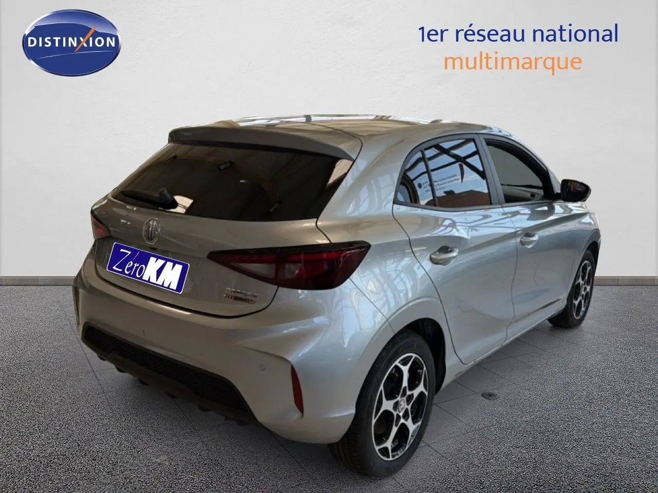 Vue 3/4 arrière droite d'une MG3 Cosmic Silver Metal 2026 hybride essence avec jantes distinctives et vitres teintées.