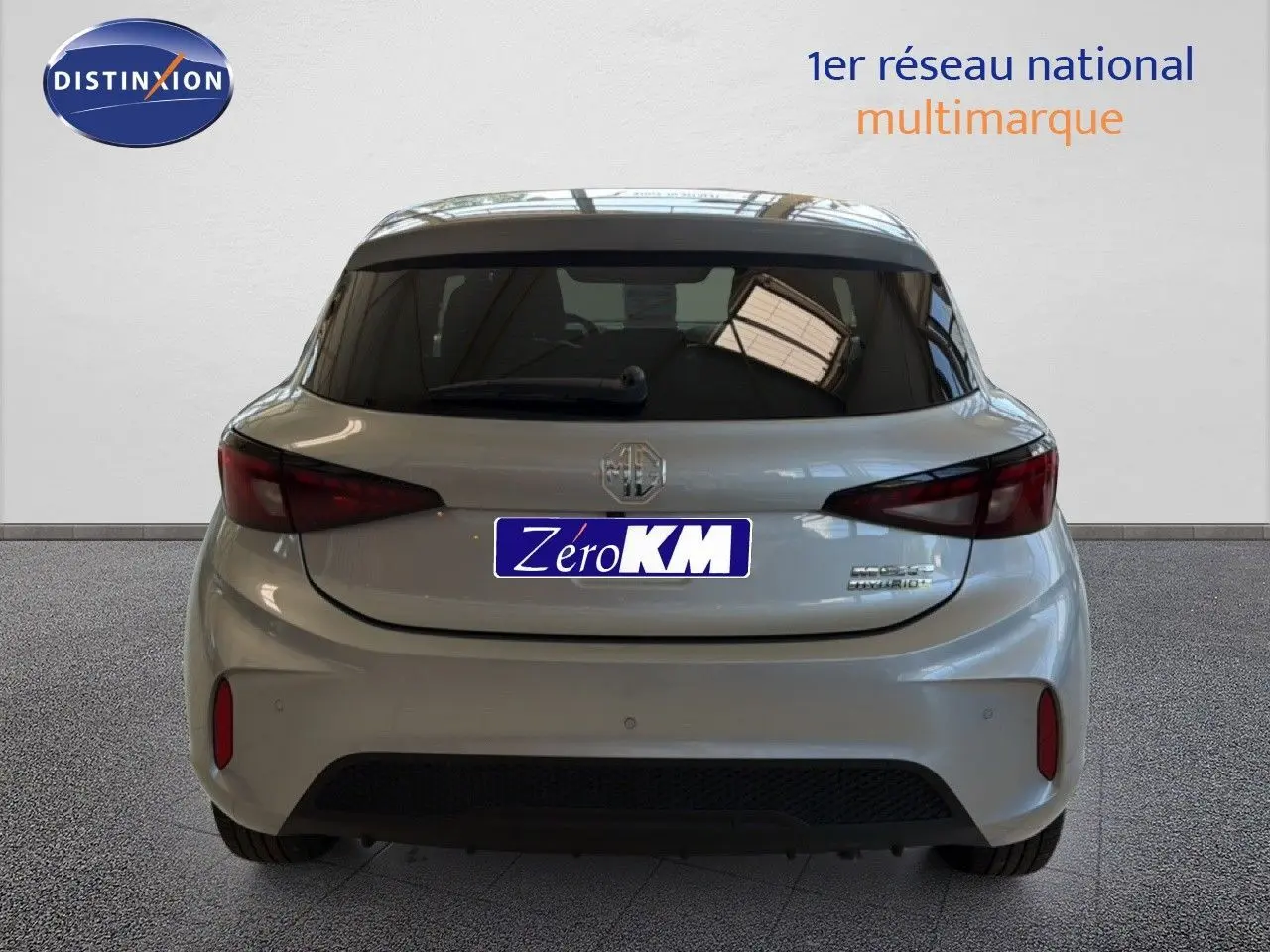 Vue arrière d'une MG3 1.5L Hybrid+ 195CH Luxury en Cosmic Silver Metal avec vitres teintées et feux sombres.