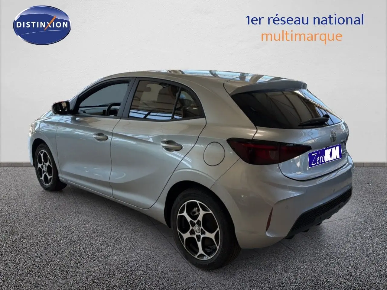 Vue 3/4 arrière droite d'une MG3 1.5L Hybrid+ 195ch Luxury en Cosmic Silver Metal avec jantes alliage et vitres teintées.
