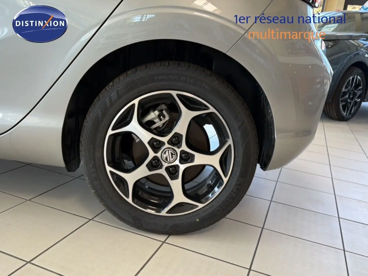 Gros plan sur la roue avant droite d'une MG3 2026 Cosmic Silver Metal, mettant en valeur la jante alliage noire et argent.