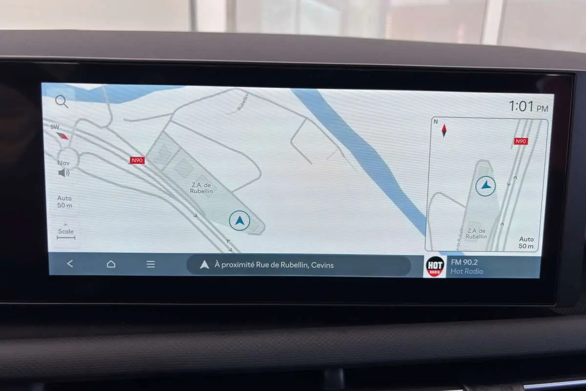 Écran tactile GPS 12,3 pouces du Hyundai Tucson 2026 affichant une carte de navigation en intérieur.
