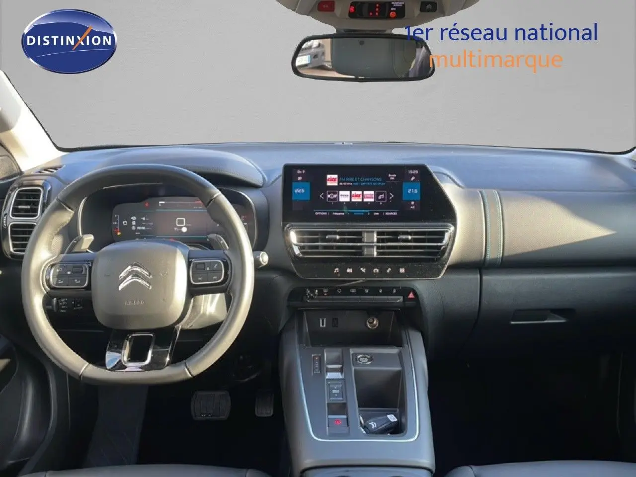 Vue intérieure frontale du tableau de bord et volant du Citroën C5 Aircross 2023 avec écran tactile central et finitions noires.