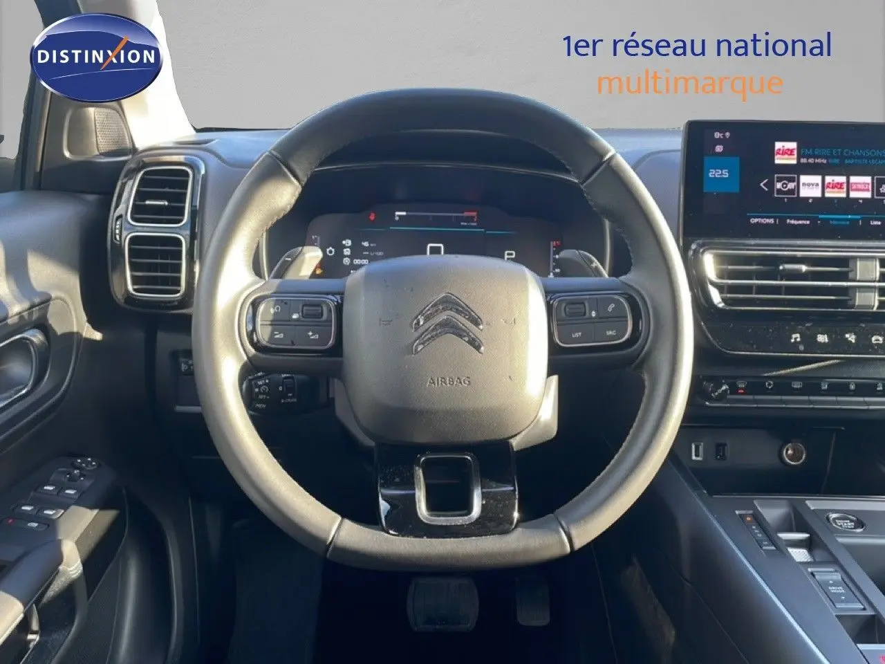 Vue frontale du volant et tableau de bord noir du Citroën C5 Aircross 2023 avec écran tactile et commandes intégrées.