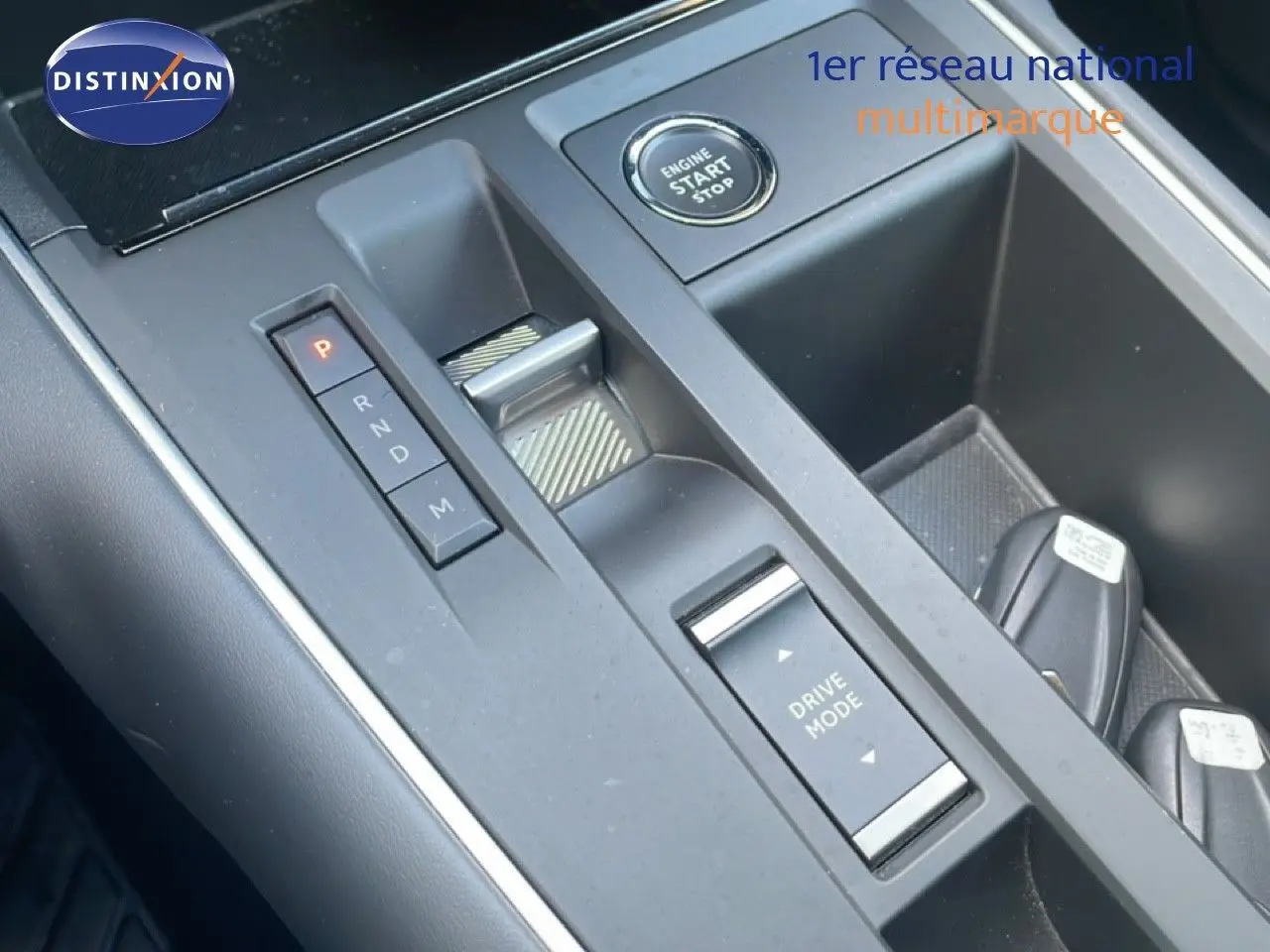 Gros plan sur la console centrale de la Citroën C5 Aircross 2023, montrant la commande de boîte automatique et le bouton start/stop.