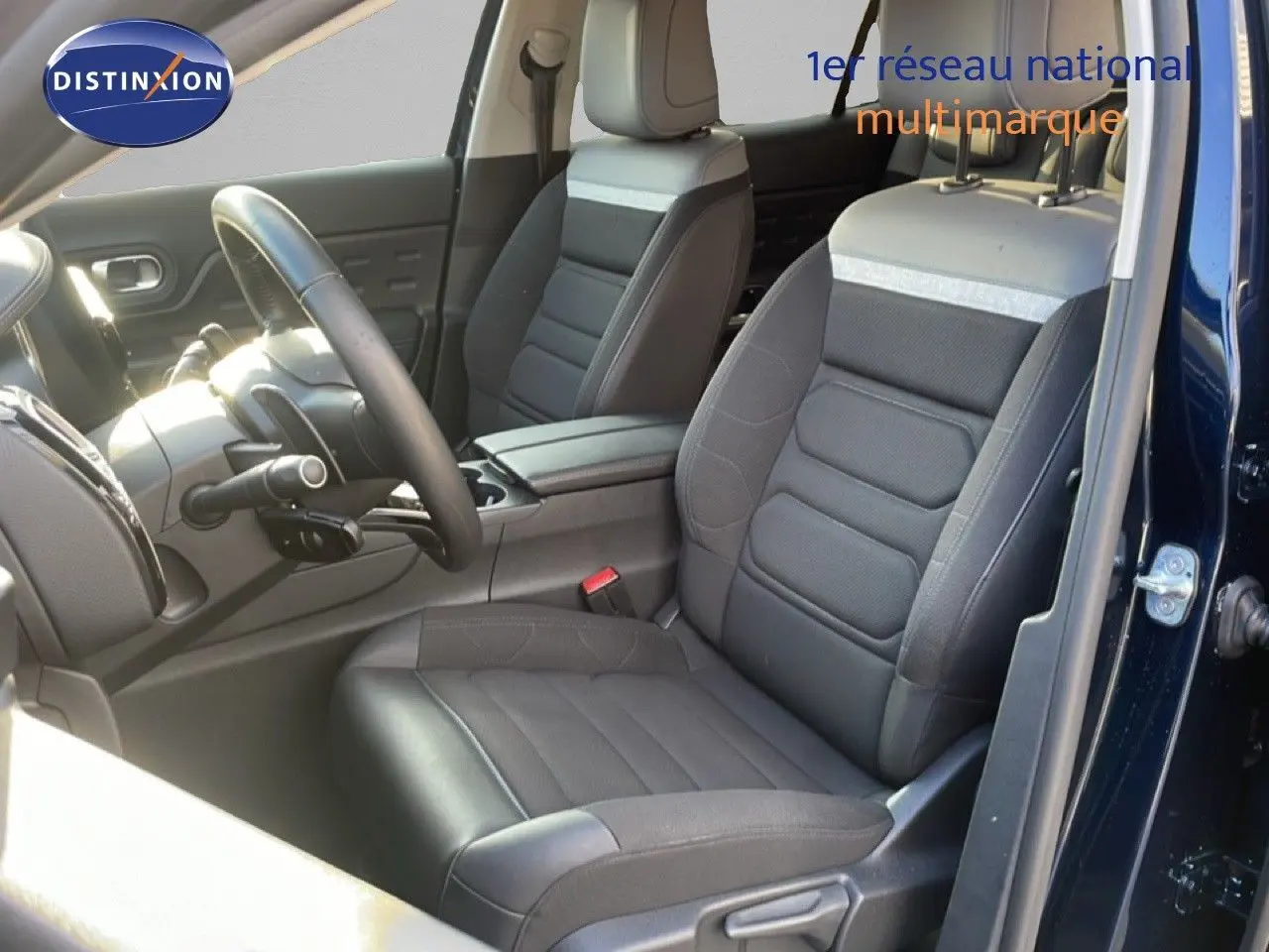 Vue intérieure côté conducteur du Citroën C5 Aircross bleu Eclipse Metal, mettant en valeur les sièges en cuir noir et gris.