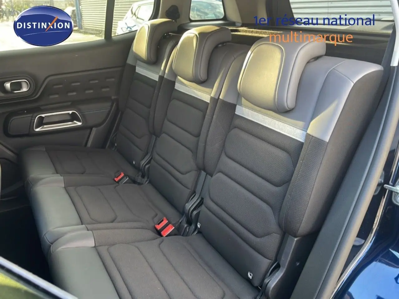 Vue intérieure côté droit des sièges arrière noirs du Citroën C5 Aircross 2023, avec détails en cuir gris clair.