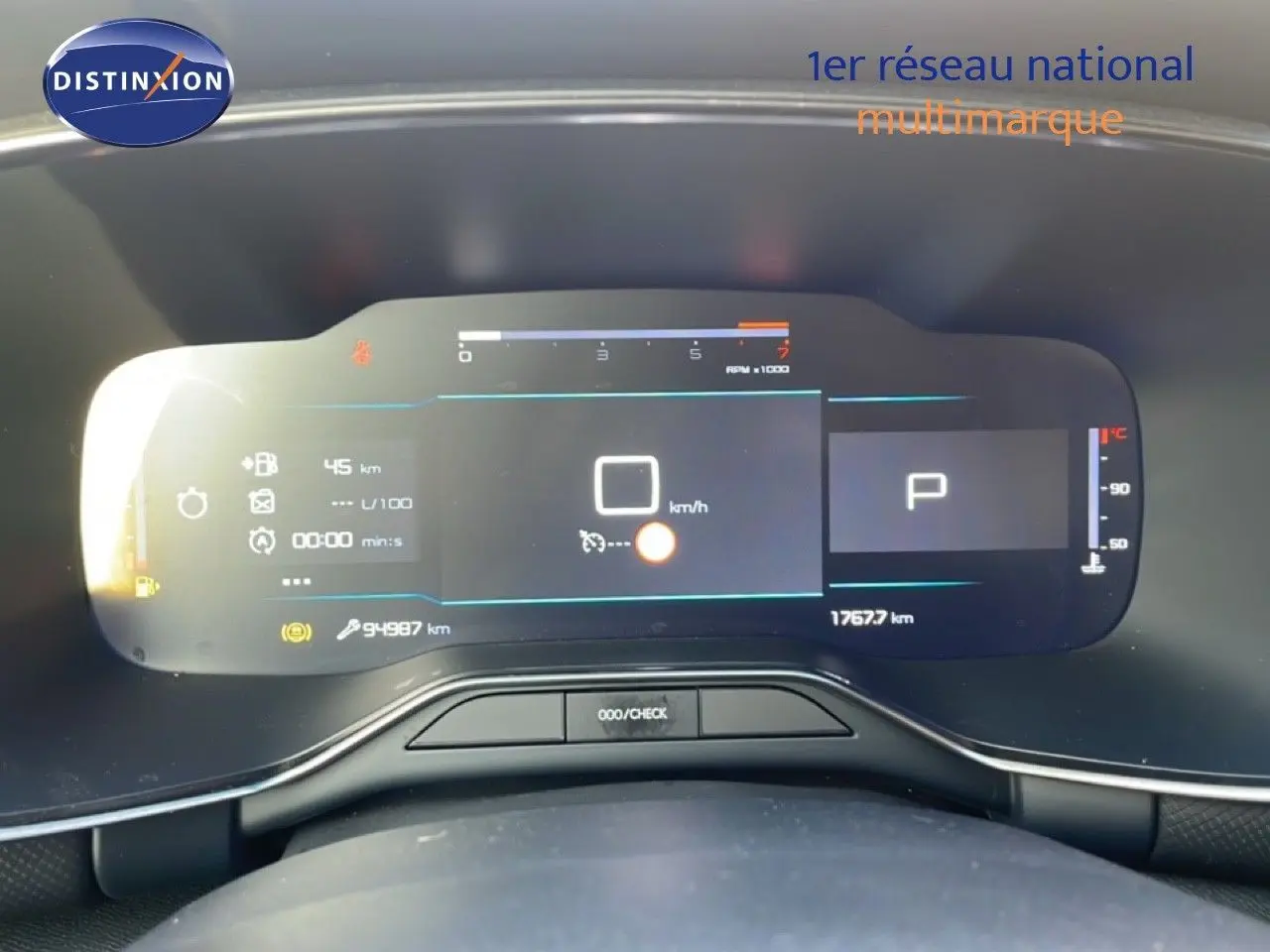 Tableau de bord numérique de Citroën C5 Aircross 2023, affichage digital clair avec compteur et informations de conduite.