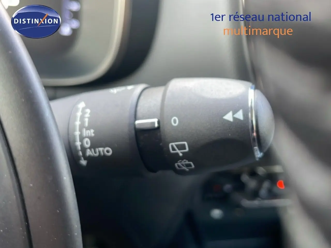 Gros plan sur la commande d’essuie-glace à gauche du volant dans un Citroën C5 Aircross bleu Eclipse Metal.