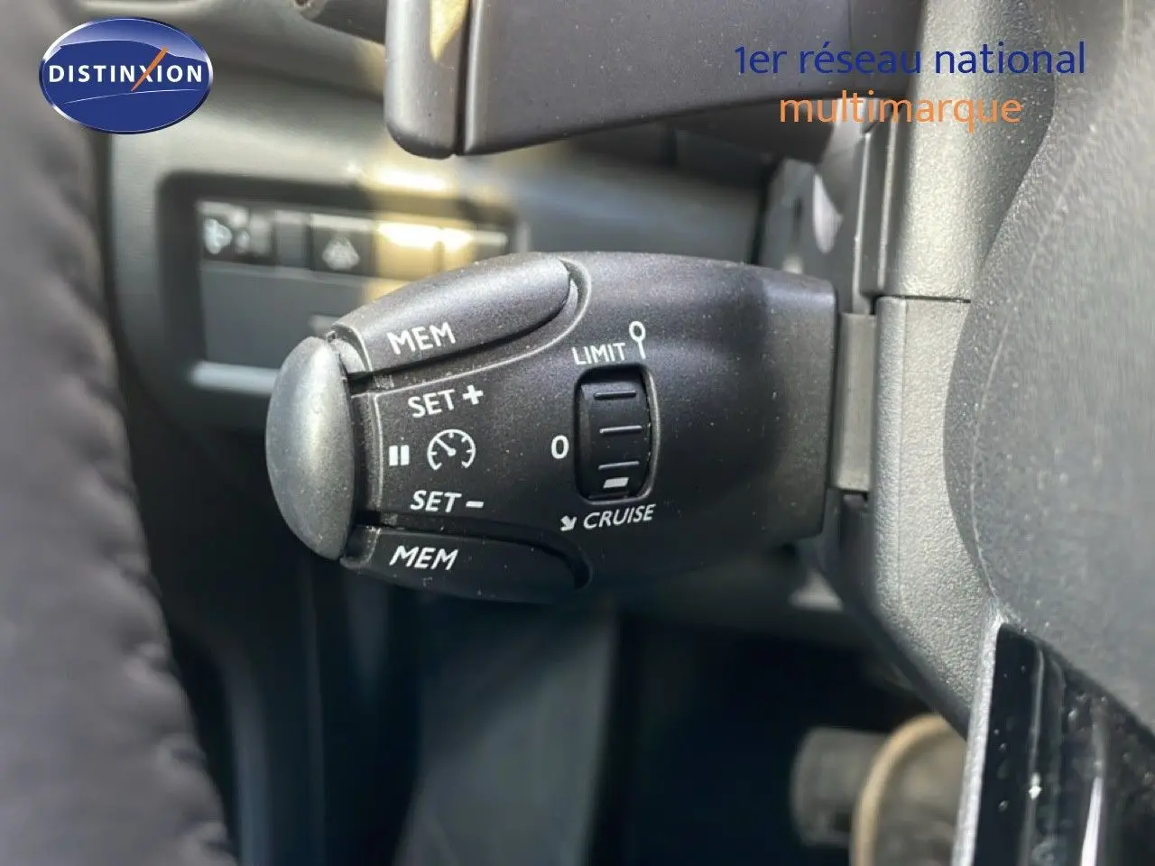 Gros plan sur la commande de régulateur de vitesse du Citroën C5 Aircross 2023, intérieur noir.